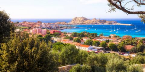 
Île Rousse : ville corse de Balagne entre port, plages et Pascal Paoli